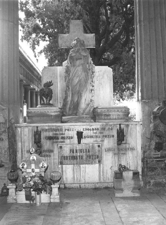 figura femminile (monumento funebre, opera isolata) di Minaglia Oreste Silvio (secondo quarto sec. XX)