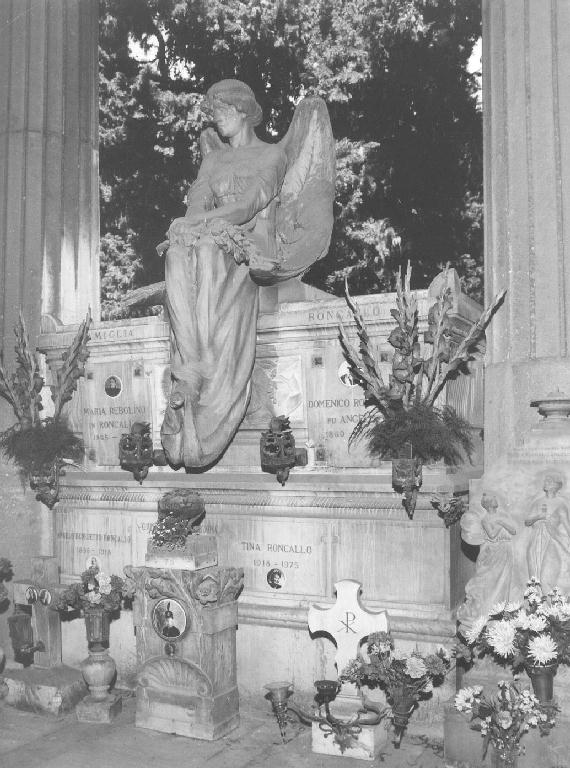 angelo con arbusto (monumento funebre, opera isolata) di Lavarello Pietro, Torsegno (sec. XX)