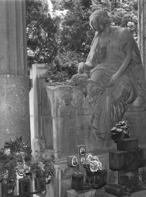 figura femminile seduta (monumento funebre, opera isolata) di Brizzolara Luigi (sec. XX)