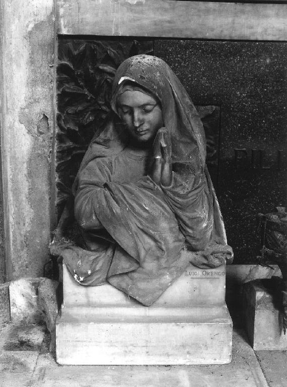 Madonna orante (monumento funebre, opera isolata) di Orengo Luigi (sec. XX)