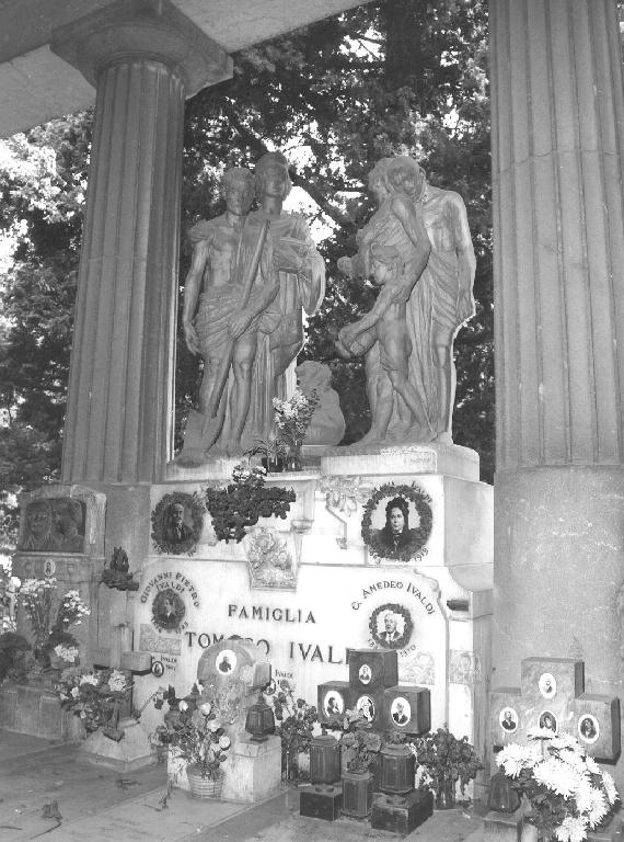 FIGURE MASCHILI E FEMMINILI (monumento funebre, opera isolata) di Pacciani E (sec. XX)