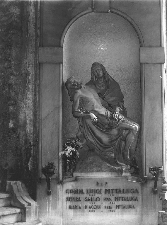 Pietà (monumento funebre, opera isolata) di Besesti Antonio (sec. XX)