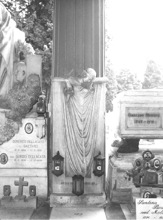 figura femminile panneggiata (monumento funebre, opera isolata) di Pacciani E (prima metà sec. XX)