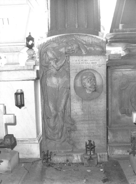 FIGURA FEMMINILE CON RITRATTO MASCHILE (monumento funebre, opera isolata) di Pinasco C (primo quarto sec. XX)