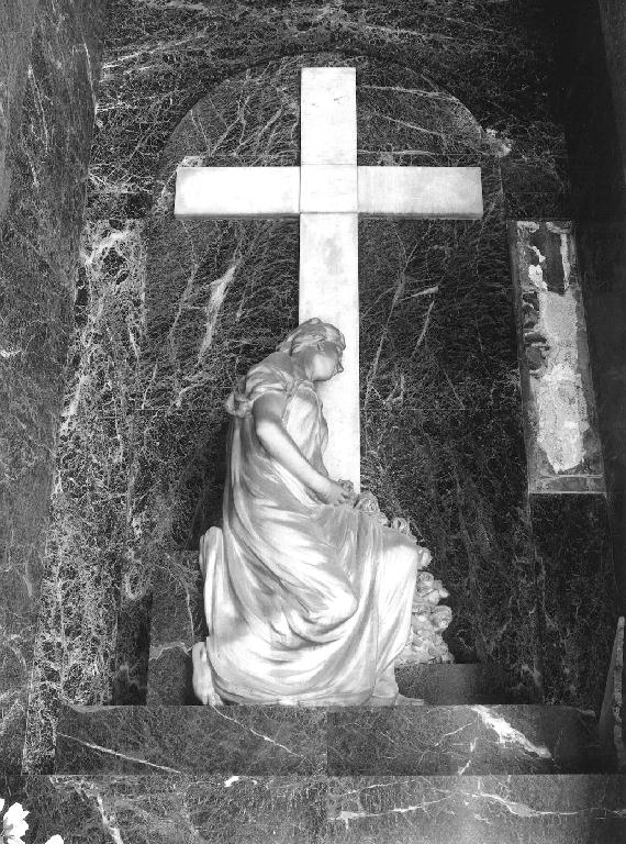 figura femminile dolente (monumento funebre, opera isolata) di Pasciuti Giacinto (secondo quarto sec. XX)