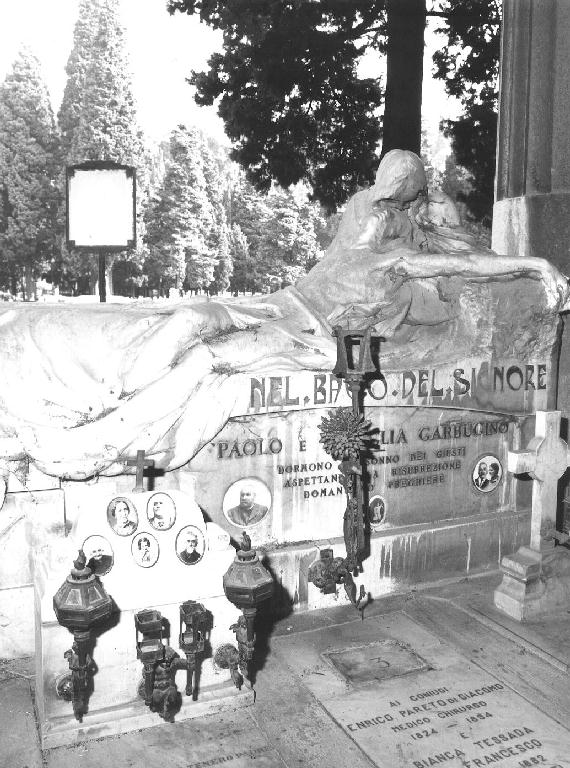 figure femminili (monumento funebre, opera isolata) di Pasciuti Giacinto (primo quarto sec. XX)