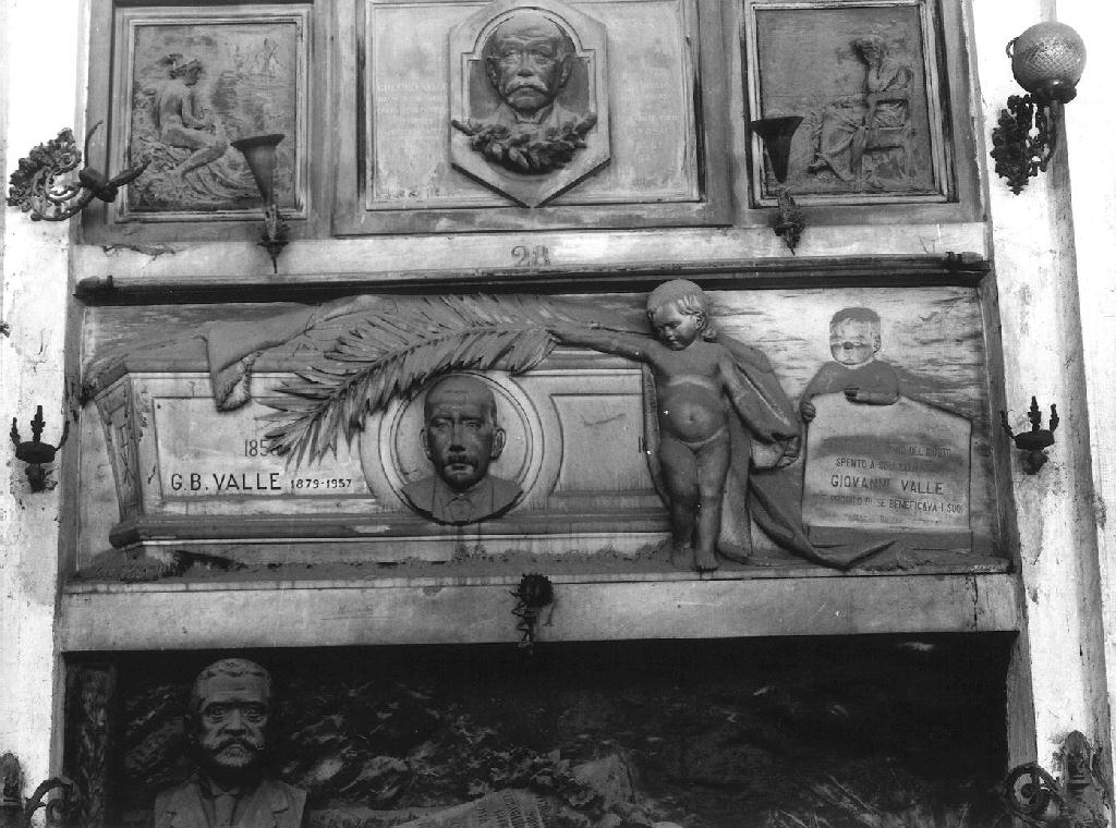 ritratto d'uomo (monumento funebre, opera isolata) di Besesti Antonio (seconda metà sec. XIX)