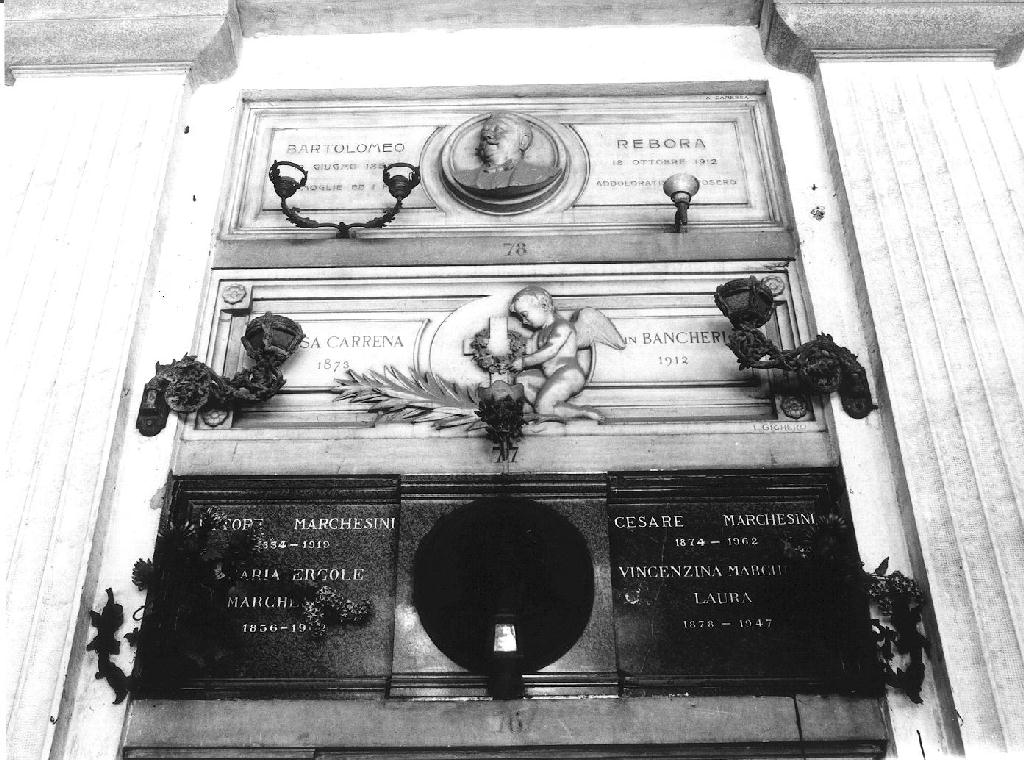 angelo con simboli della passione: croce (monumento funebre, opera isolata) di Gichero Luigi (sec. XX)