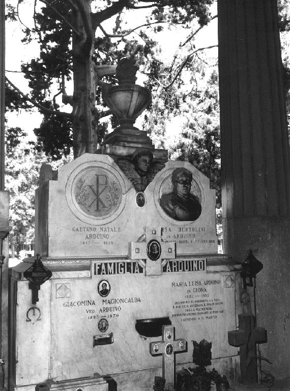 monumento funebre, opera isolata di Gastaldi G (sec. XX)