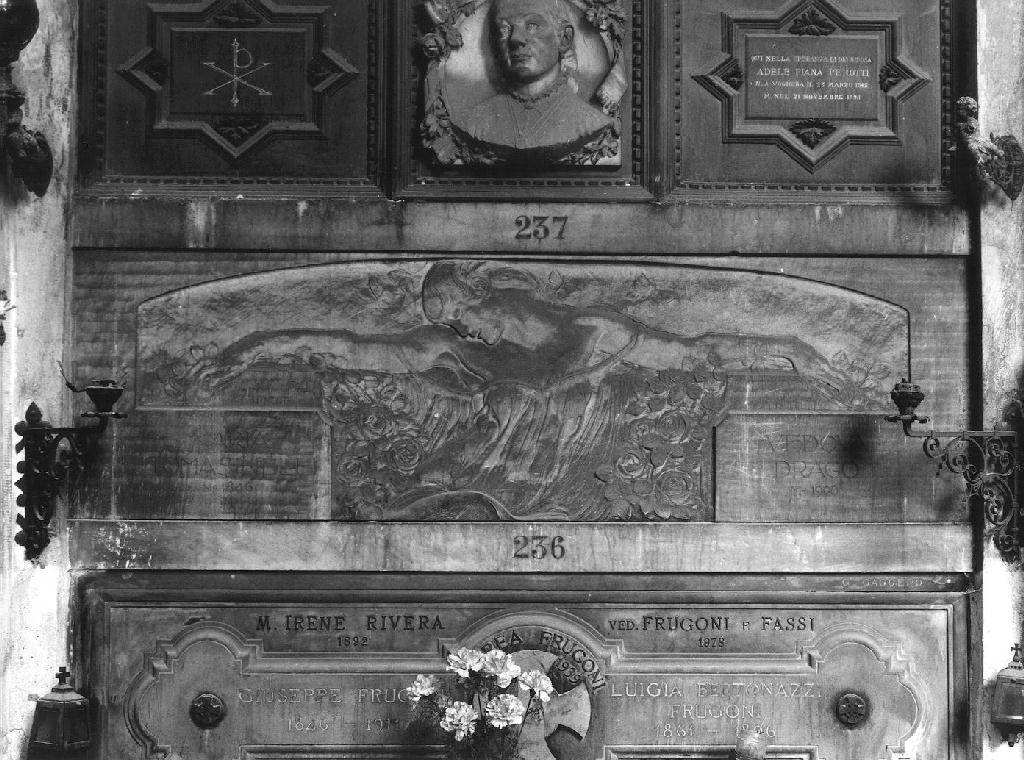 figura femminile con gigli (monumento funebre, opera isolata) di Ditta Fdea (primo quarto sec. XX)