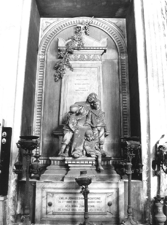 FIGURA FEMMINILE SEDUTA CON BAMBINI (monumento funebre, opera isolata) di Toso Onorato (sec. XIX)