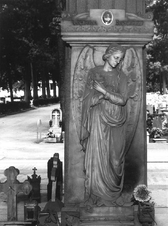 angelo con simboli della passione: croce (monumento funebre, opera isolata) di Canessa Achille (inizio sec. XX)