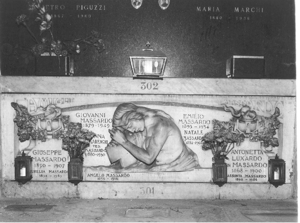 figura femminile dolente (monumento funebre, opera isolata) di Rigacci Ezio (sec. XX)