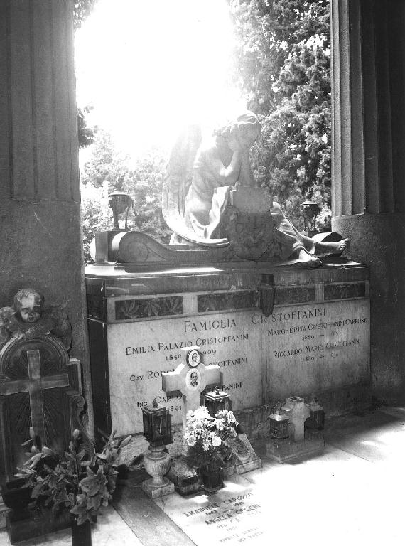 angelo con ghirlanda (monumento funebre, opera isolata) di Rigacci Ezio (sec. XX)