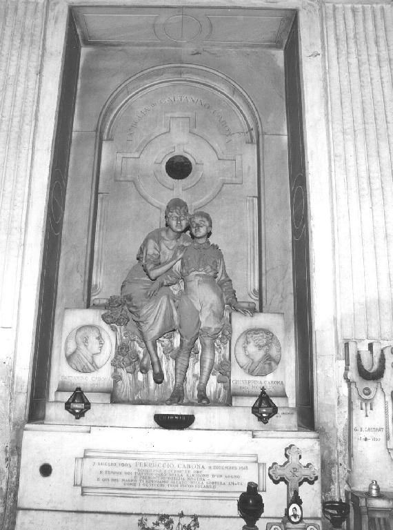 FIGURA MASCHILE/ FIGURA FEMMINILE (monumento funebre, opera isolata) di Orengo Luigi (sec. XX)