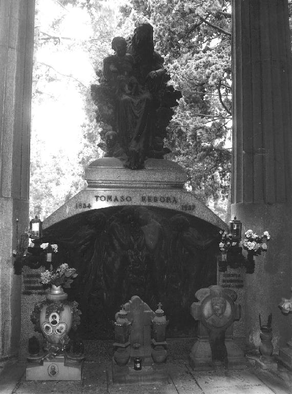 Madonna con Bambino in trono (monumento funebre, opera isolata) di Olivari Gaetano (sec. XX)