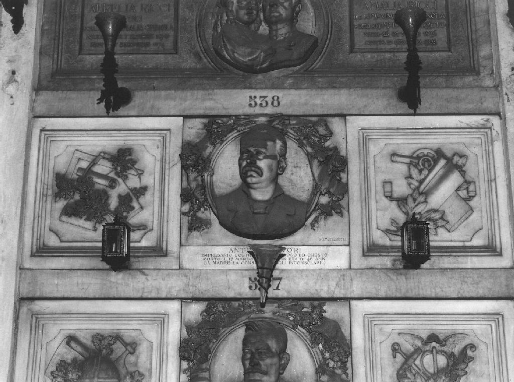 ritratto d'uomo (monumento funebre, opera isolata) di De Barbieri Paolo Enrico (fine/inizio secc. XIX/ XX)