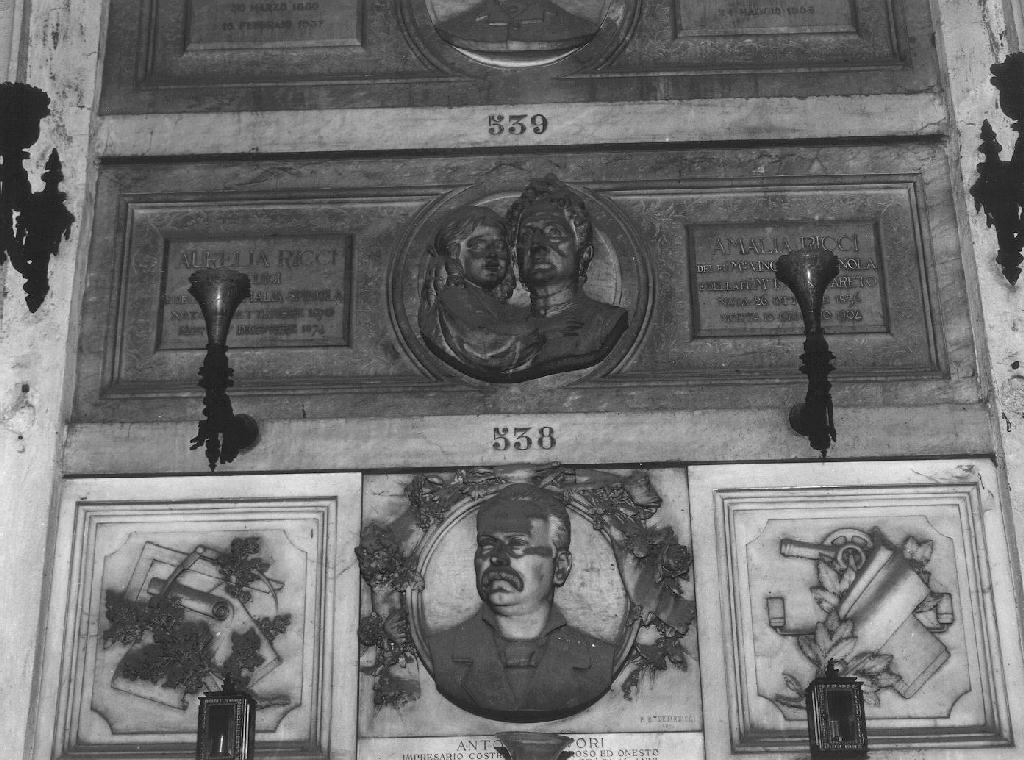 giovane madre con infante (monumento funebre, opera isolata) di Razeti Domenico (sec. XX)