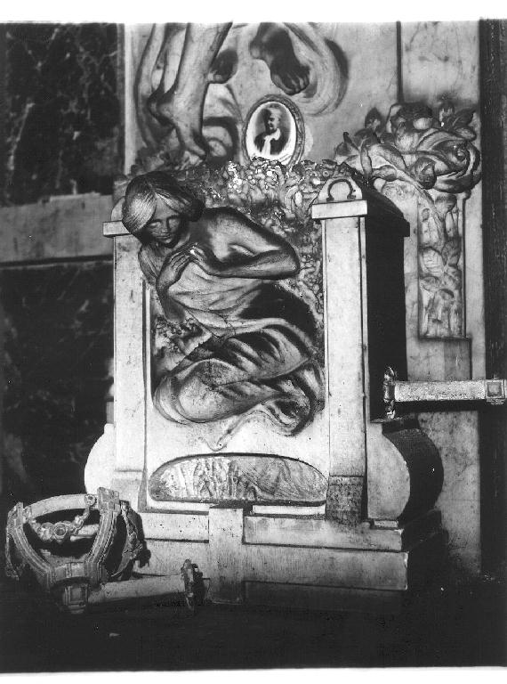 figura femminile dolente (monumento funebre, opera isolata) di Bacigalupo Pietro (primo quarto sec. XX)