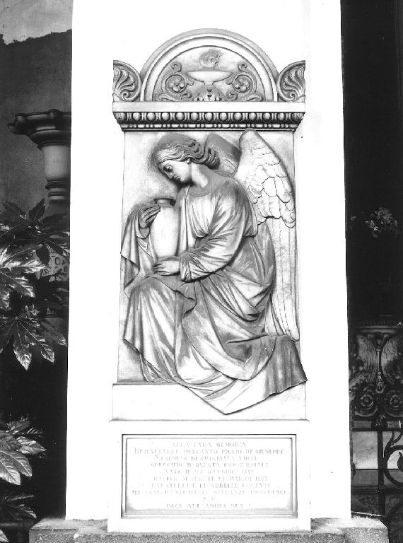 angelo con vaso (monumento funebre - a edicola, opera isolata) di Venzano Lorenzo (sec. XIX)