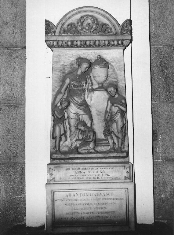 FIGURA FEMMINILE CON BAMBINI (monumento funebre - a edicola, opera isolata) di Biganzoli G (sec. XIX)