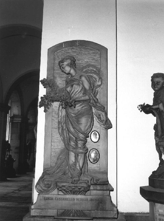figura femminile panneggiata (monumento funebre, opera isolata) di Sclavi Ettore (sec. XX)