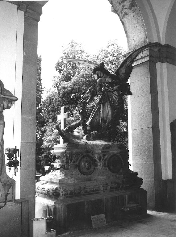 angelo con ghirlanda (monumento funebre, opera isolata) di Brizzolara Luigi (sec. XX)