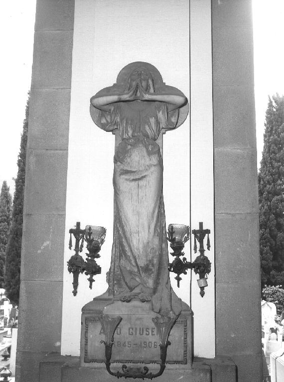 donna che prega (monumento funebre, opera isolata) di Massa Lorenzo (sec. XX)