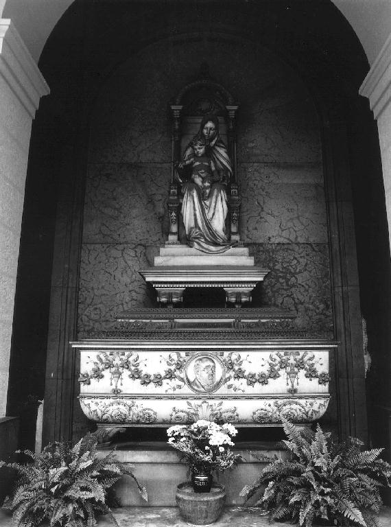 Madonna in trono con Bambino (sarcofago, opera isolata) di Monteverde Giulio (sec. XIX)