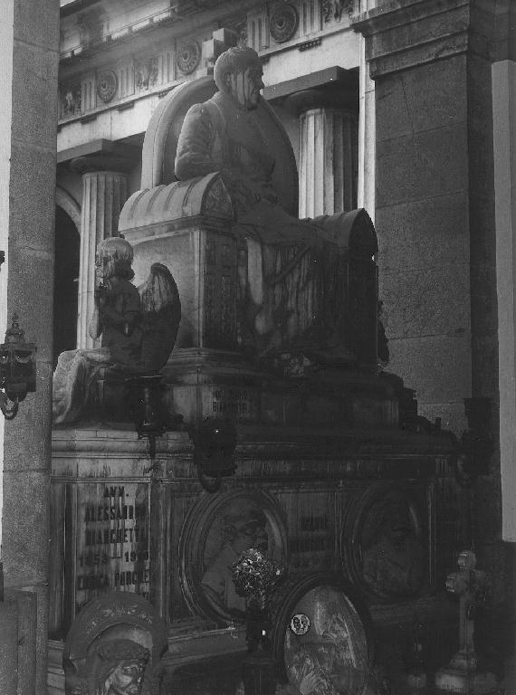 figura femminile seduta (monumento funebre, opera isolata) di Lavarello Pietro, Torsegno (sec. XX)