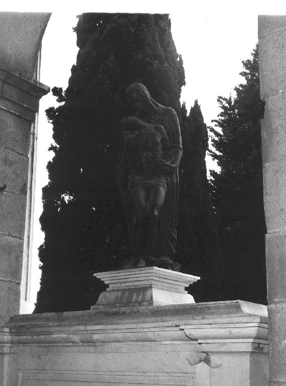 Pietà (monumento funebre, opera isolata) - ambito ligure (primo quarto sec. XX)