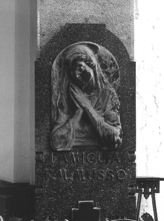 Madonna orante (monumento funebre - a edicola, opera isolata) - ambito genovese (secondo quarto sec. XX)