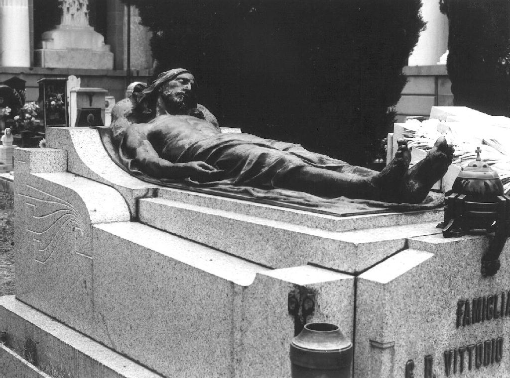 Cristo morto (monumento funebre, opera isolata) di Besesti Antonio (prima metà sec. XX)