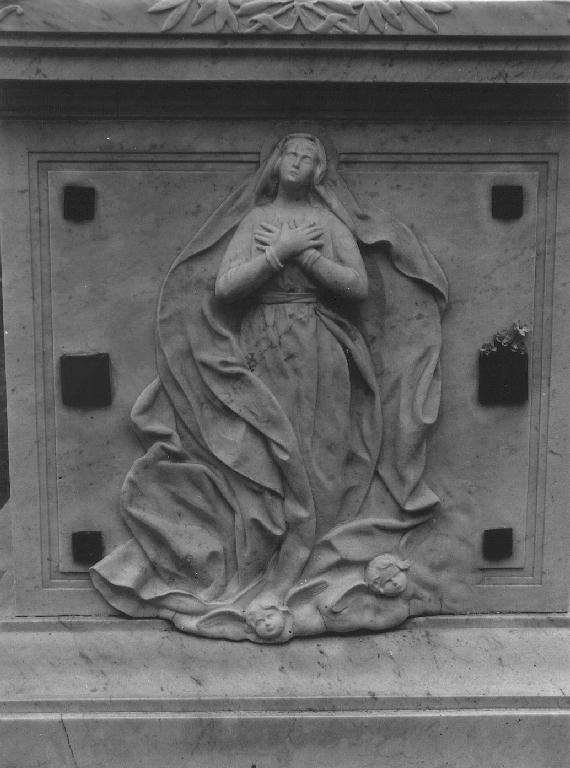 Madonna con angeli (lastra, opera isolata) di De Barbieri Paolo Enrico (sec. XX)