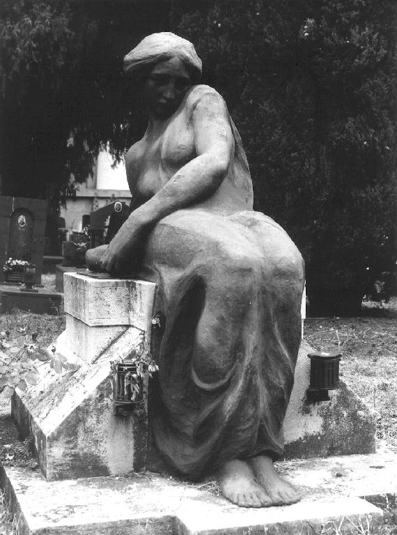 figura femminile seduta (monumento funebre, opera isolata) di Bassano Salvatore detto Mastro Ave (sec. XX)