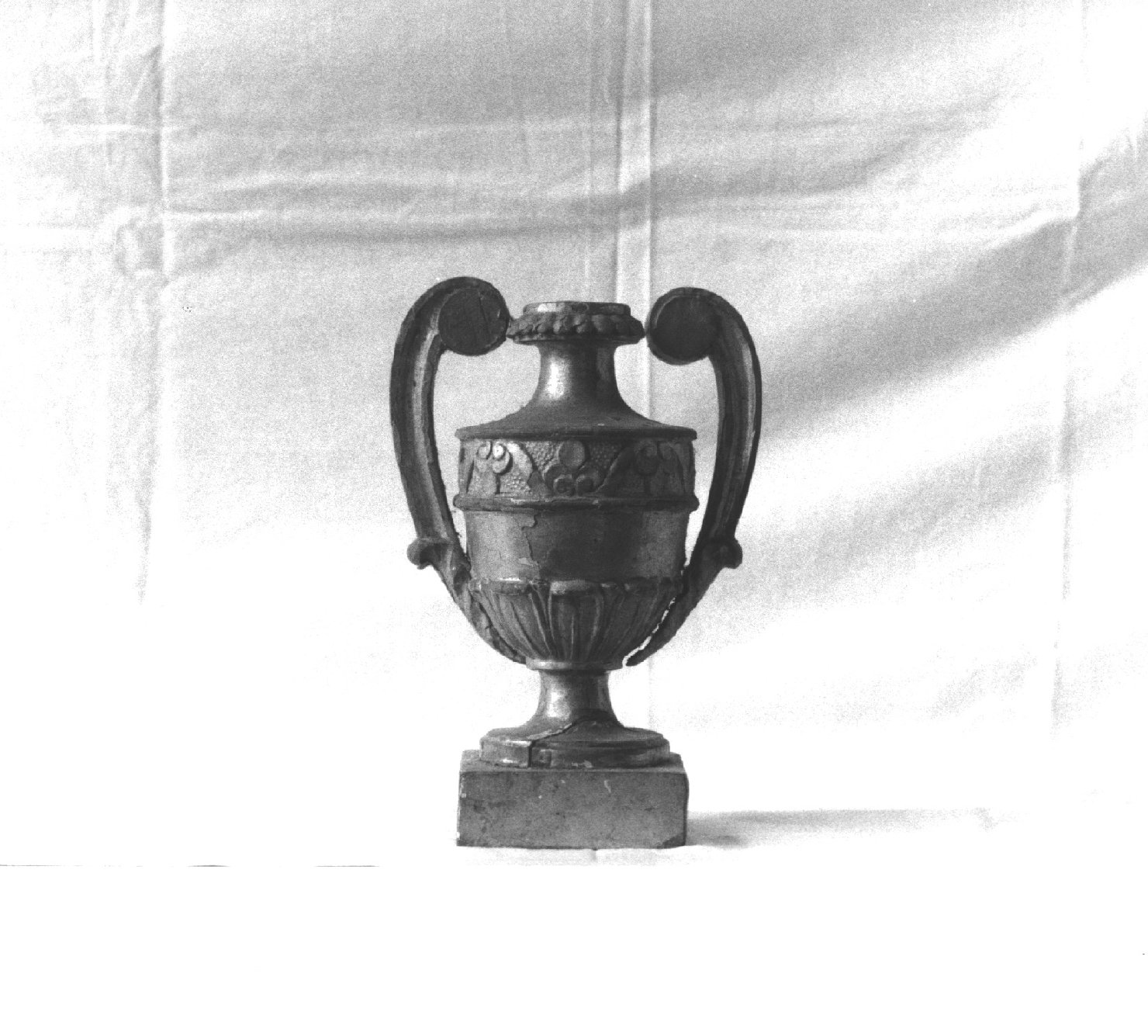 vaso d'altare con composizione floreale, serie - PRODUZIONE LIGURE (seconda metà sec. XIX)