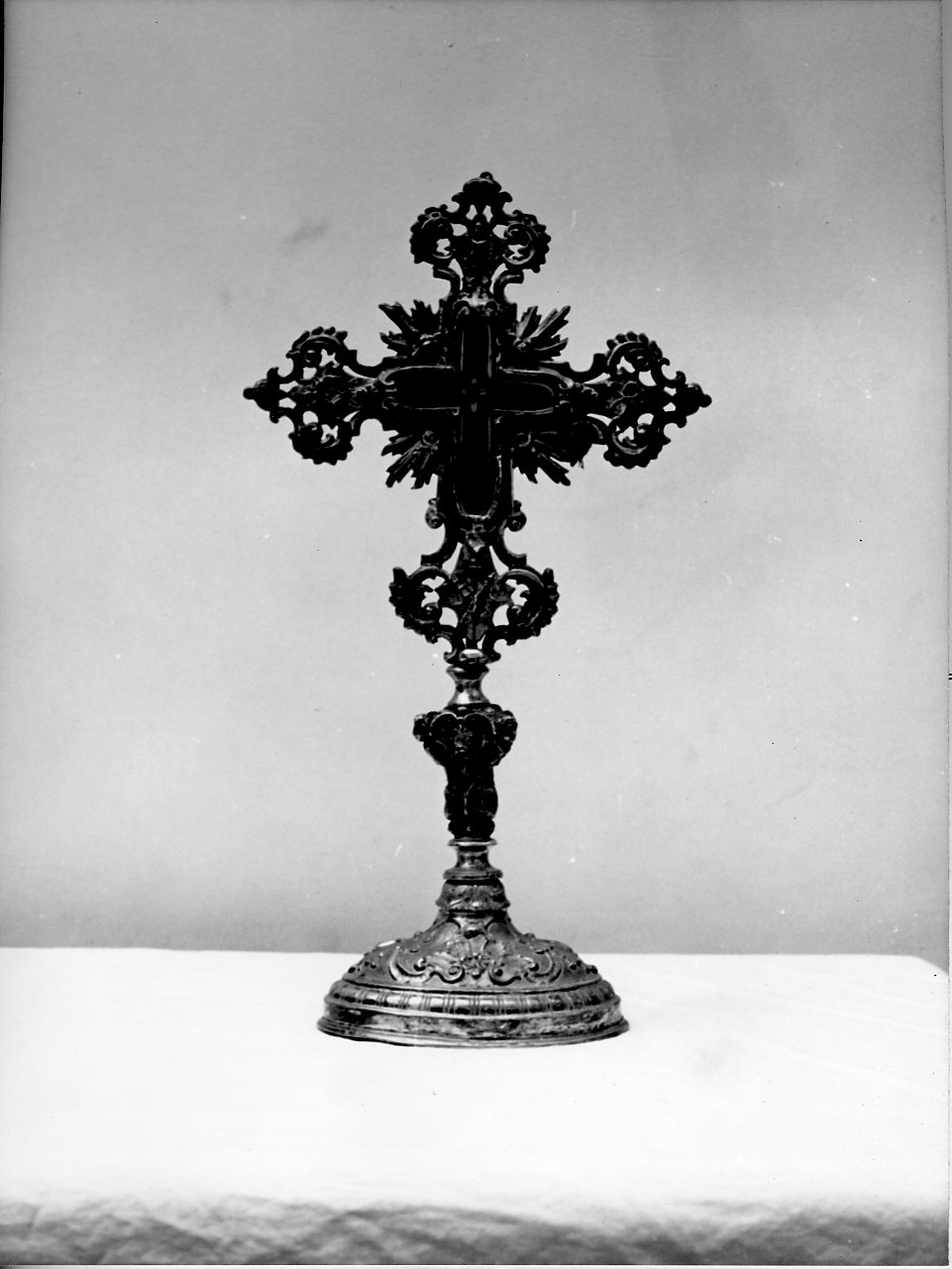 motivi decorativi a volute/ simboli della passione (reliquiario - a croce, opera isolata) - bottega italiana (sec. XVIII, sec. XIX)