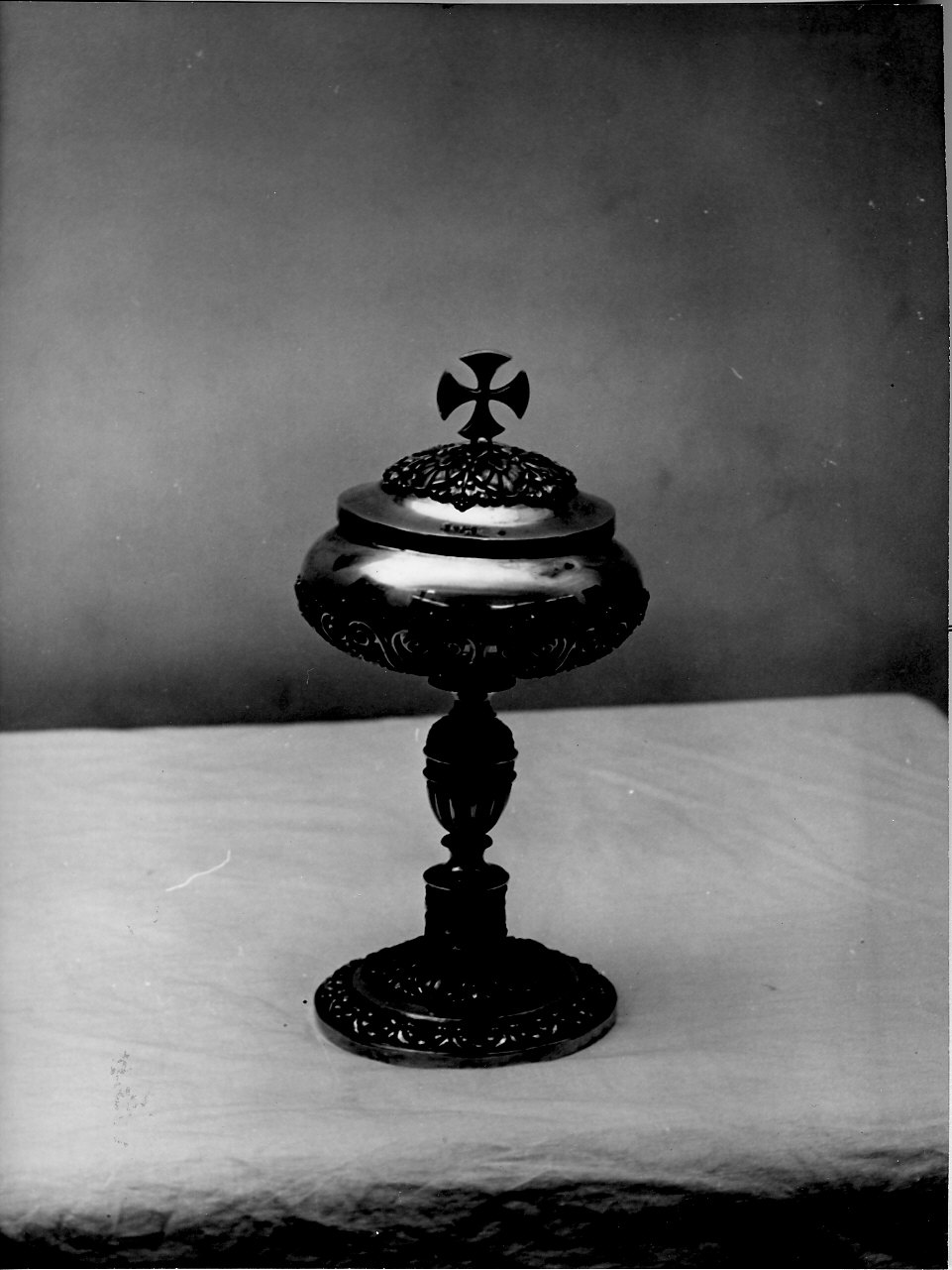 motivi decorativi vegetali/ simboli della passione (pisside, opera isolata) - bottega italiana (sec. XIX)