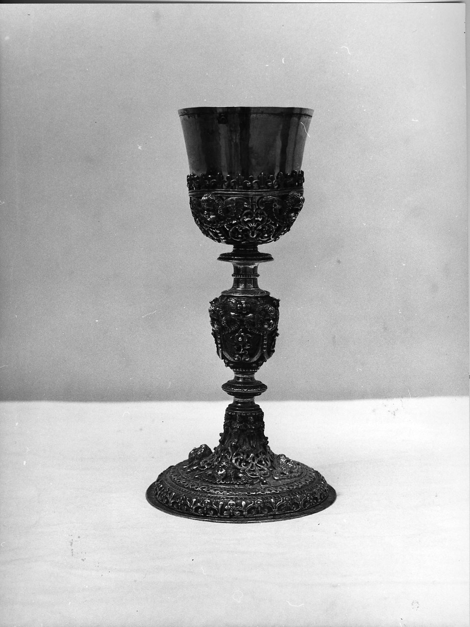 motivi decorativi vegetali/ motivi decorativi floreali/ testa alata (calice, opera isolata) - bottega italiana (sec. XVII)