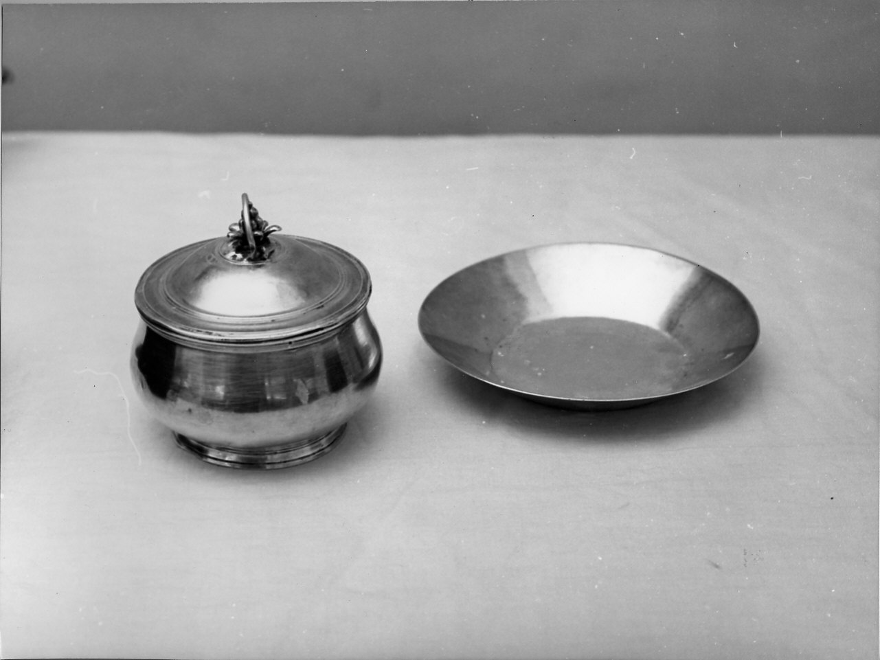 motivi decorativi vegetali (pisside da viatico, opera isolata) - bottega genovese (prima metà sec. XVIII)