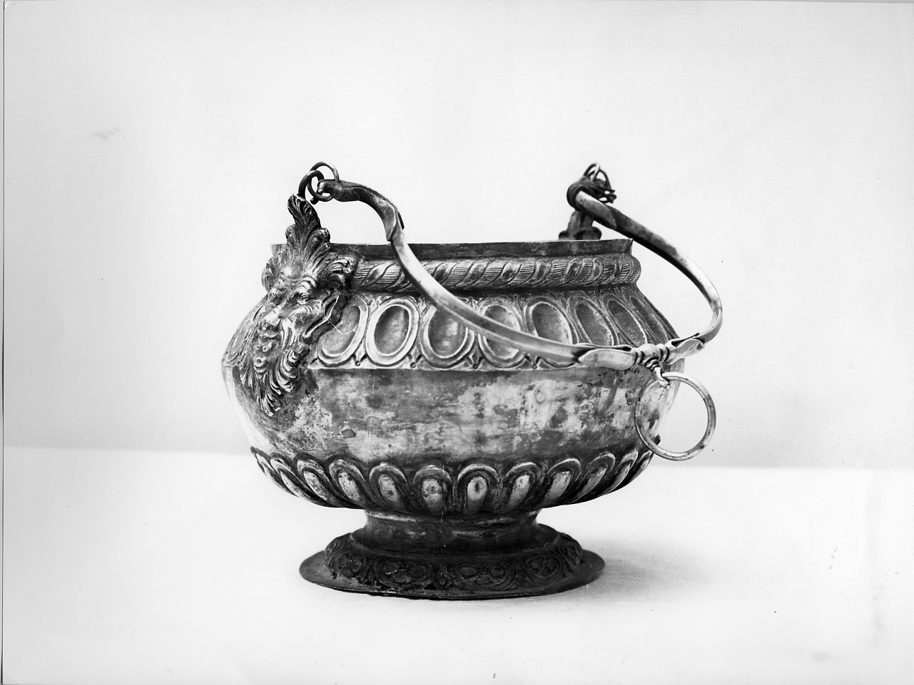 motivi decorativi vegetali (secchiello per l'acqua benedetta, opera isolata) - bottega genovese (sec. XVII)