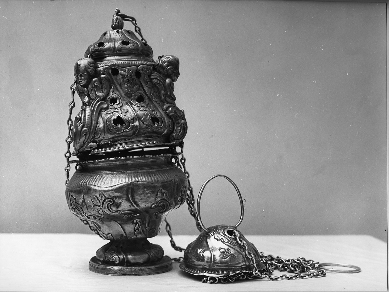 motivi decorativi vegetali/ testa alata (turibolo, opera isolata) - bottega italiana (sec. XVIII)