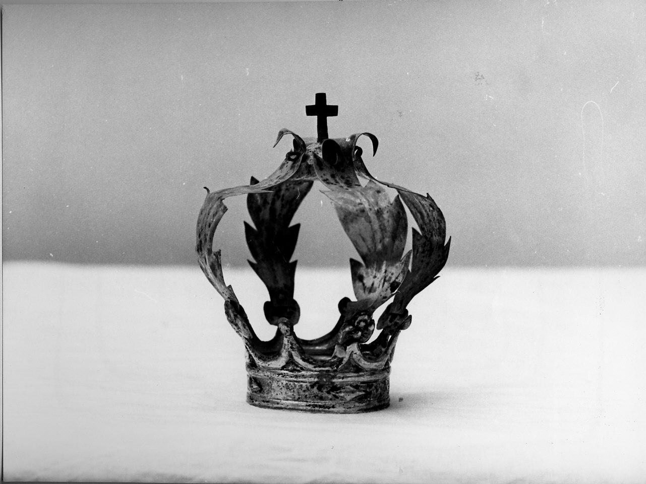 motivi decorativi vegetali/ motivi decorativi floreali (corona da statua, opera isolata) - bottega italiana (sec. XVIII)