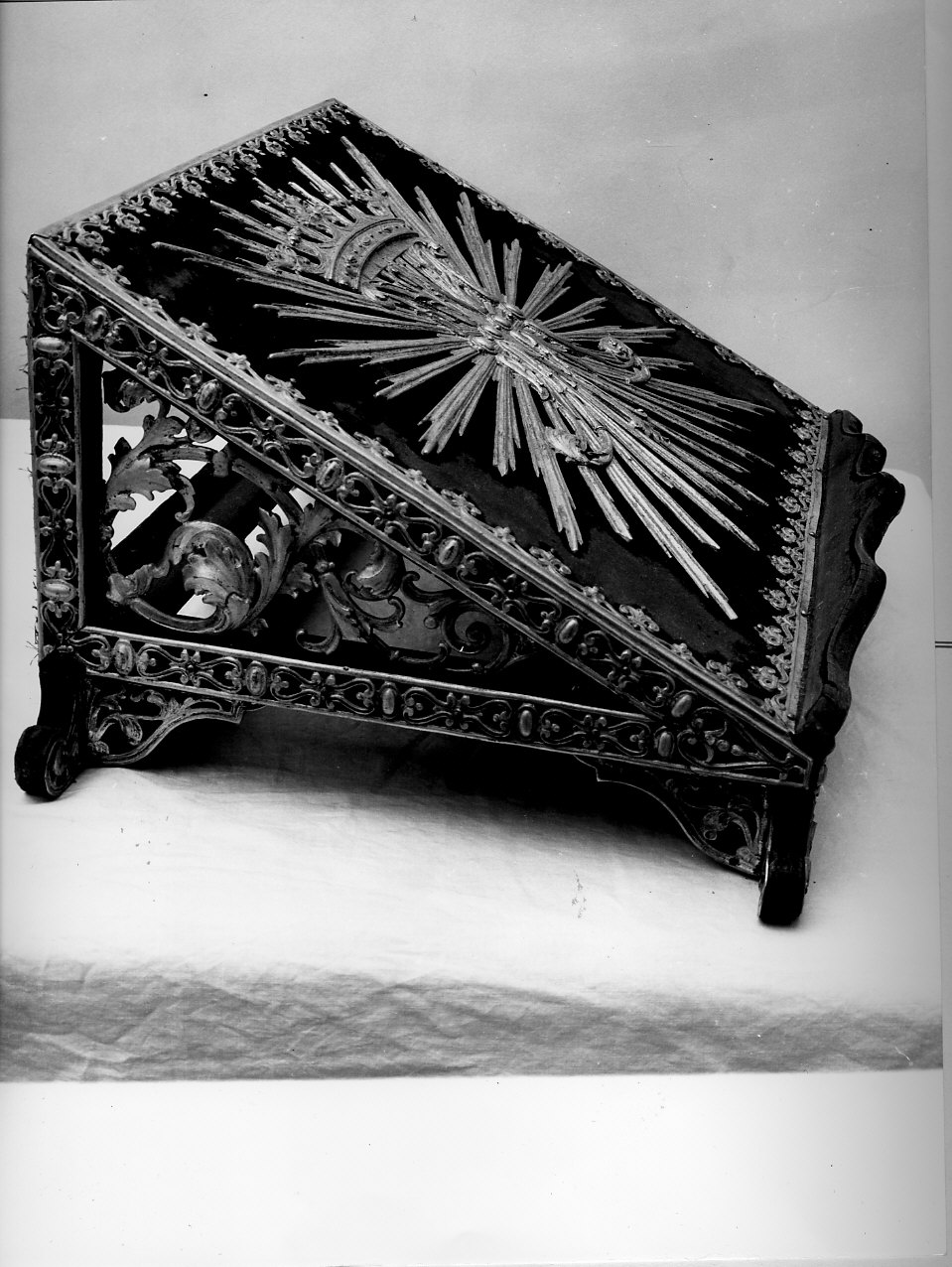 motivi decorativi a foglie d'acanto (leggio d'altare, opera isolata) - bottega genovese (sec. XVIII)