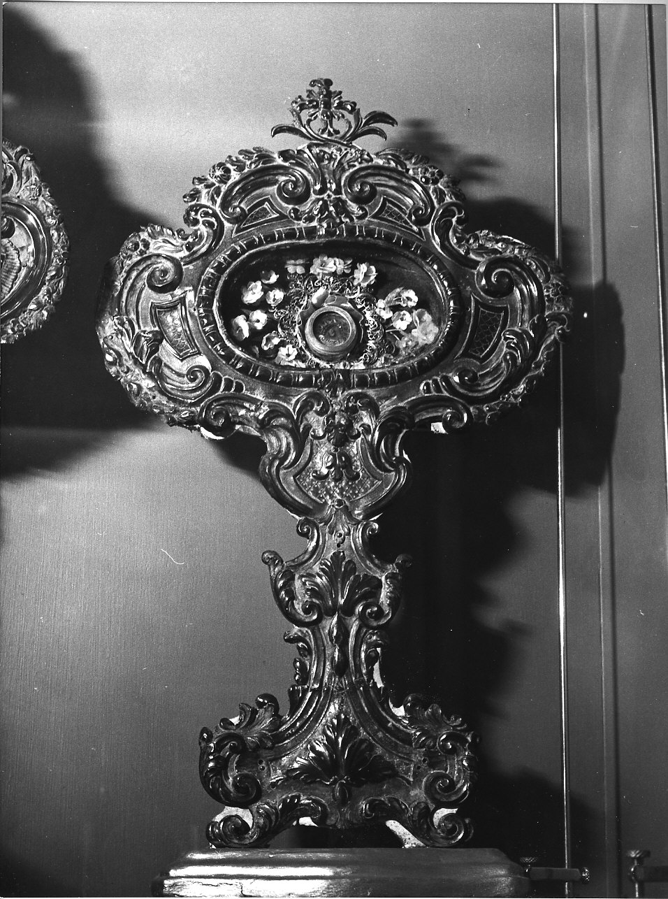 motivi decorativi a volute/ motivi decorativi floreali (reliquiario - a ostensorio, coppia) - bottega italiana (sec. XVIII)