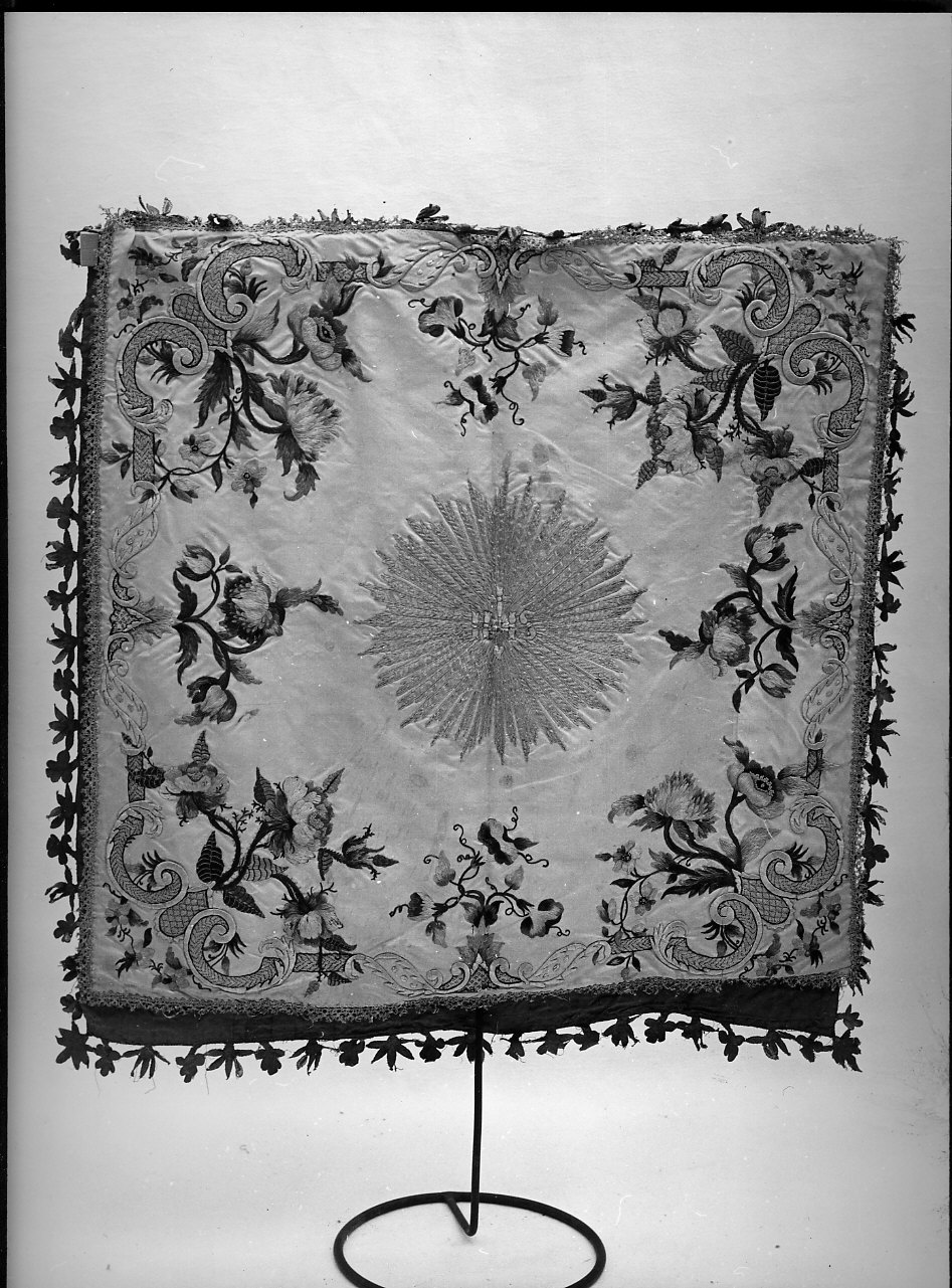 monogramma cristologico/ motivi decorativi floreali (velo di calice, opera isolata) - manifattura italiana (metà sec. XVIII)