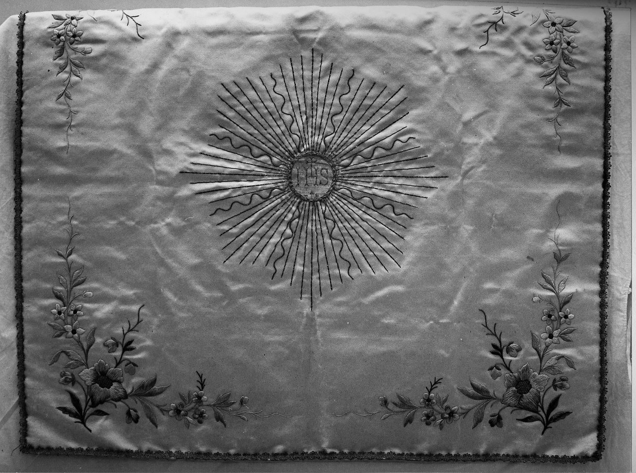 monogramma cristologico/ motivi decorativi floreali (velo di calice, opera isolata) - manifattura italiana (inizio sec. XIX)