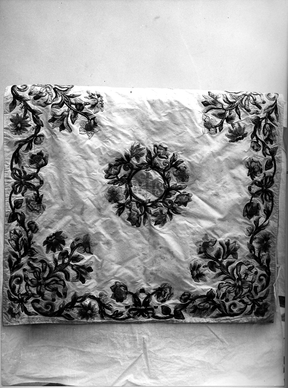 motivi decorativi floreali/ monogramma cristologico (velo di calice, opera isolata) - manifattura italiana (fine sec. XIX)