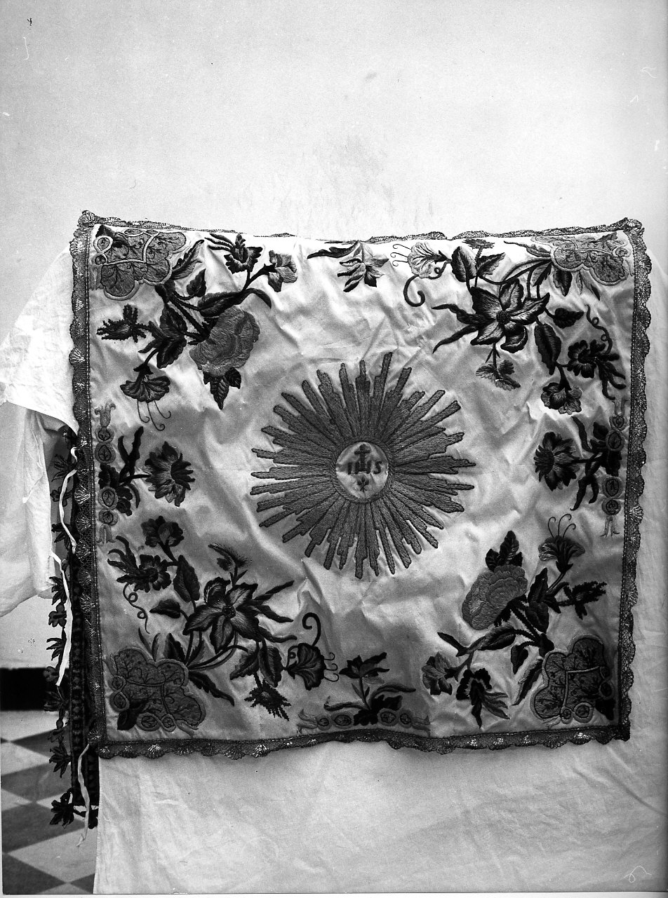 motivi decorativi floreali/ monogramma cristologico (velo di calice, opera isolata) - manifattura italiana (fine sec. XVIII)