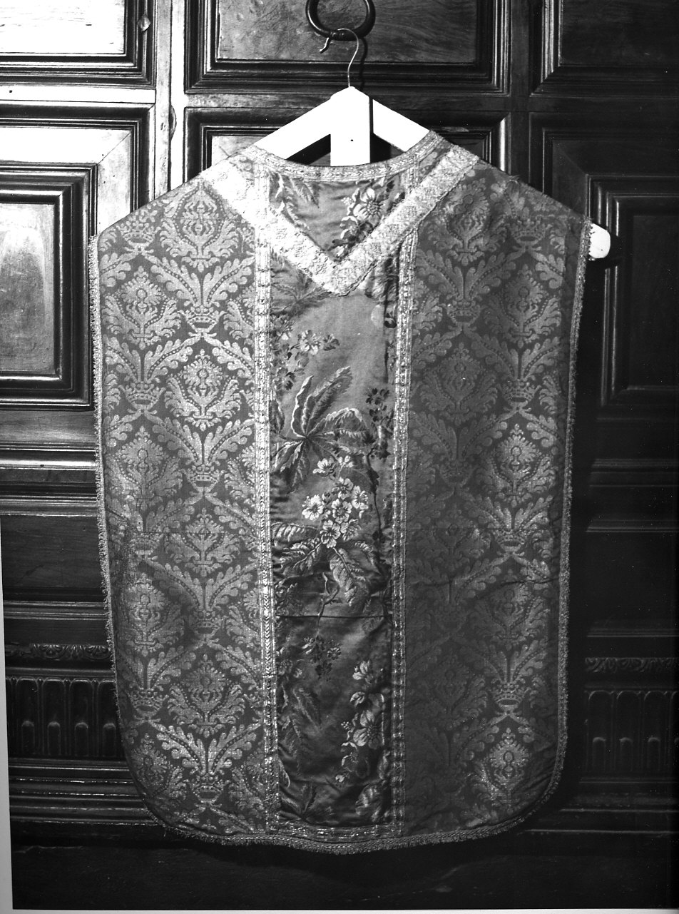 motivi decorativi floreali/ motivi decorativi vegetali/ corona (stola, elemento d'insieme) - manifattura italiana (sec. XVII, sec. XIX)